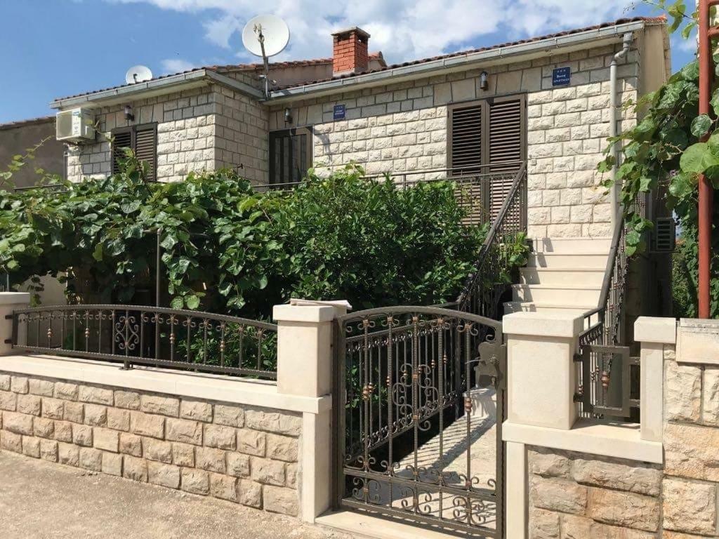 Apartmani Ivelic Supetar Eksteriør bilde